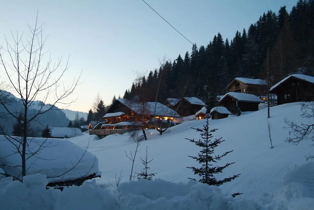 فندق Les Chalets De La Serraz لا كلوساز