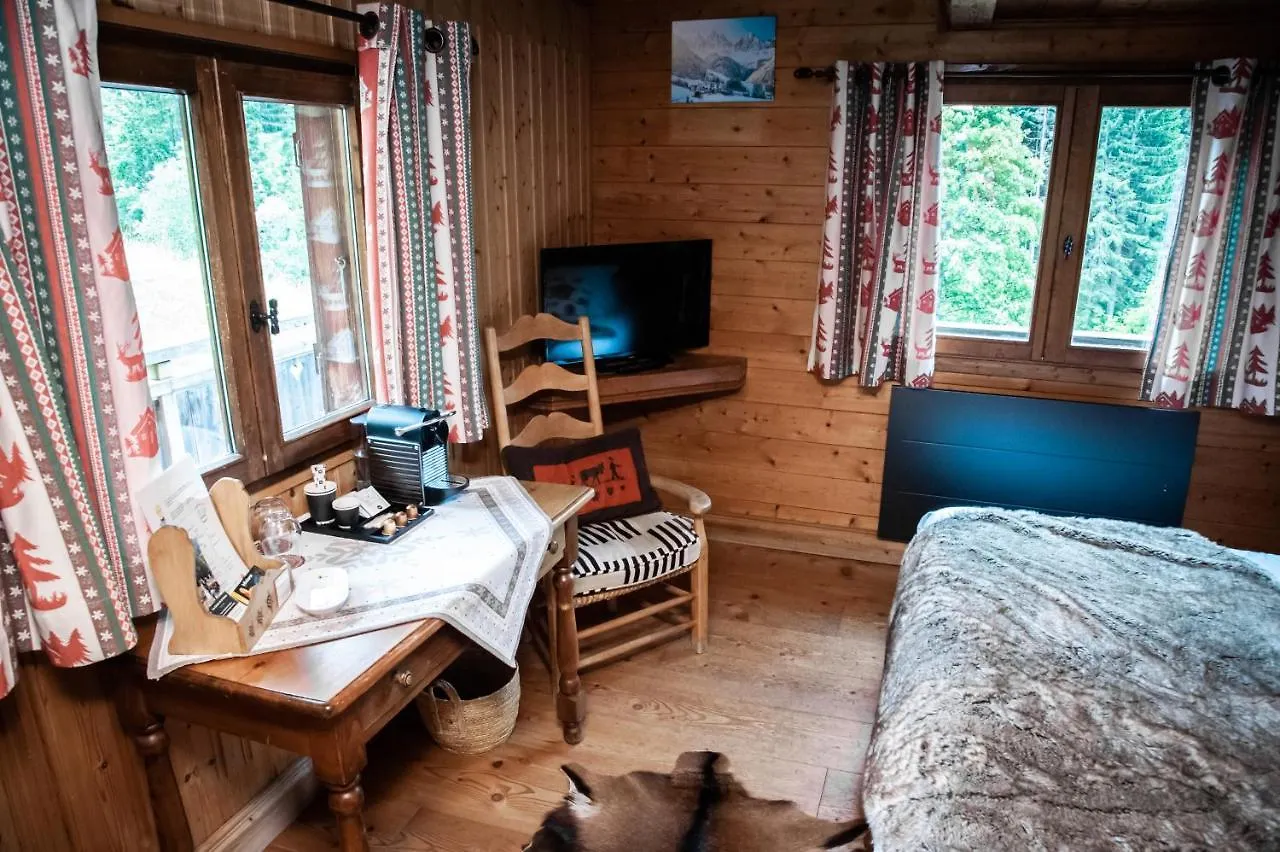فندق Les Chalets De La Serraz لا كلوساز