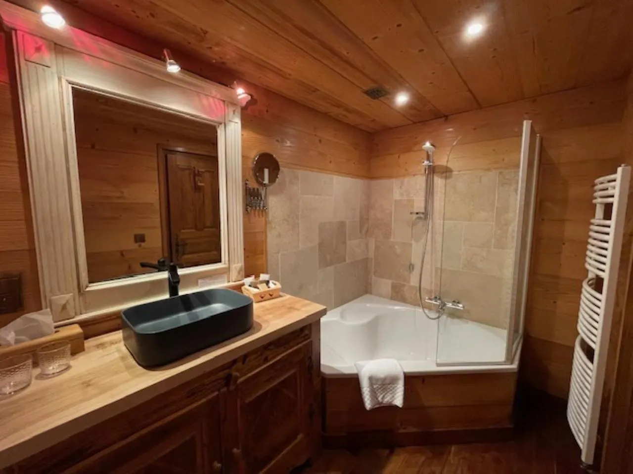 فندق Les Chalets De La Serraz لا كلوساز